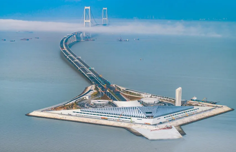 小车开上广州金沙洲天桥？ 原因：误入非机动车道