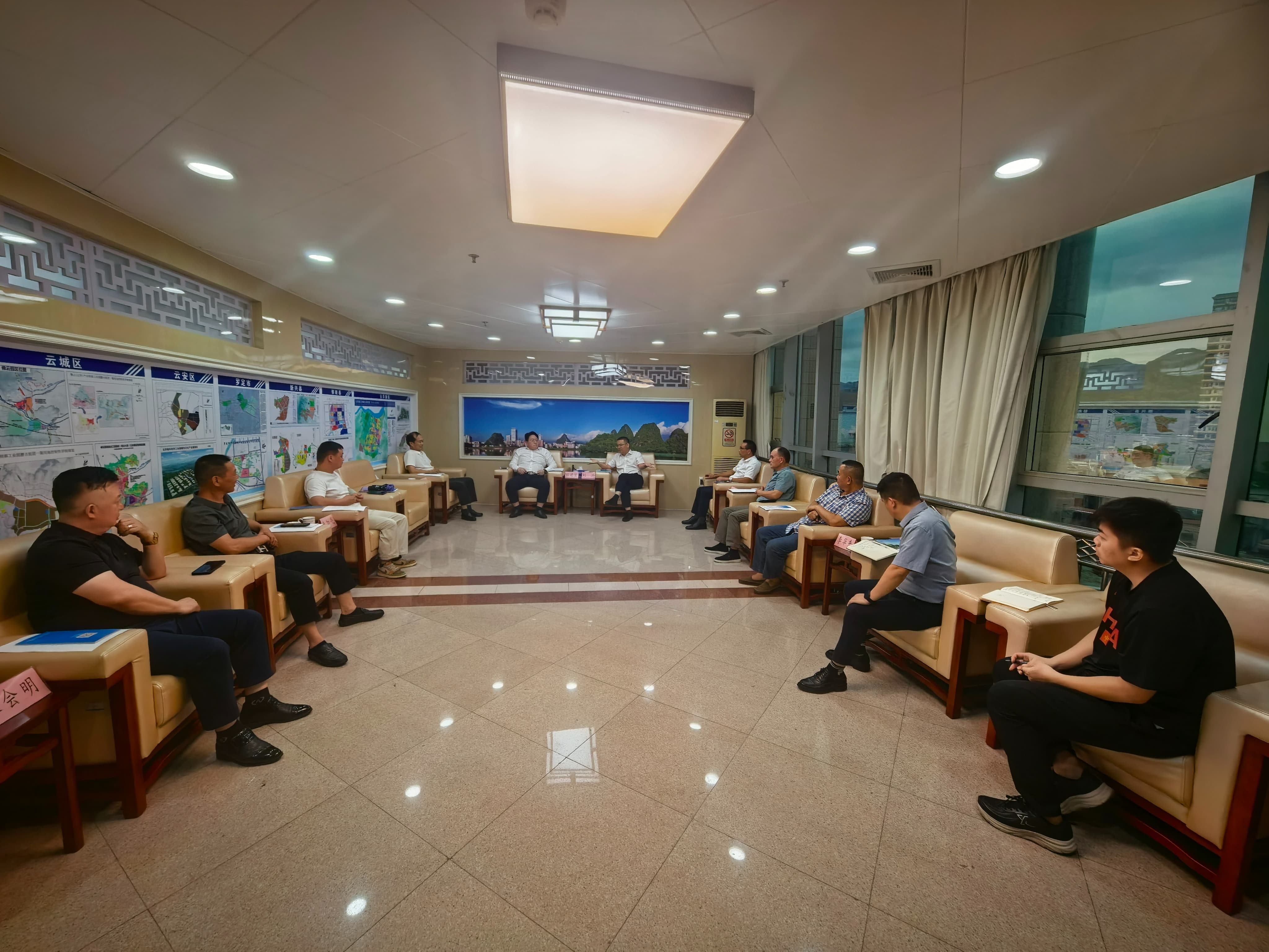 政企携手谋发展！5G一体新能源智慧路灯项目洽谈落地云浮，为乡村振兴注入绿色新动能