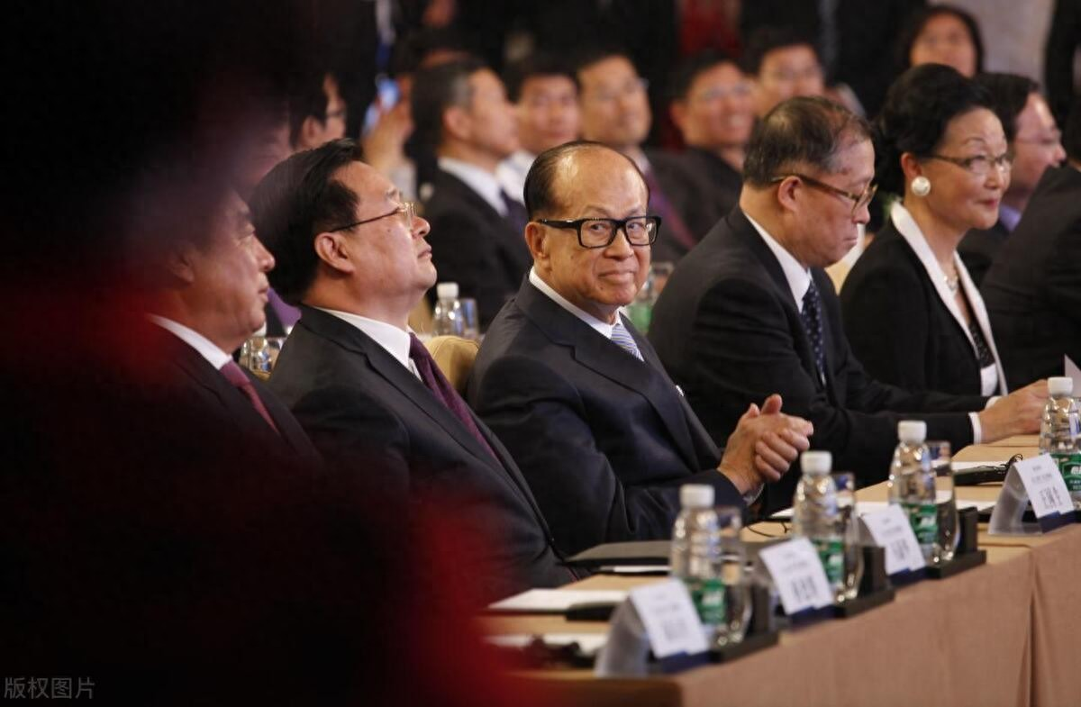 嘉诚旗下公司出售全球港口业务核心资产引发轩然大波，舆论一边倒