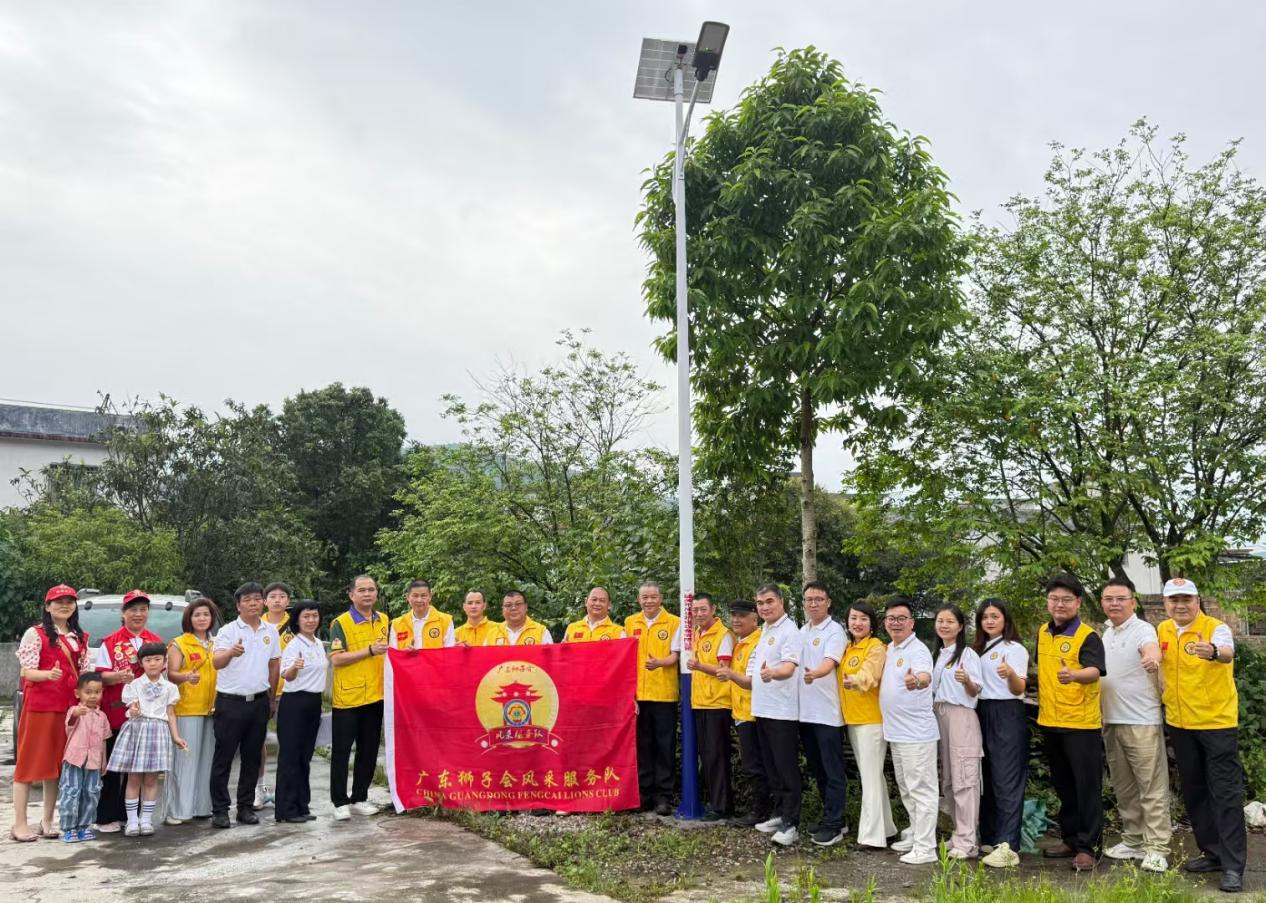 34 盏太阳能路灯点亮翁源石背村 小路灯照亮乡村幸福路